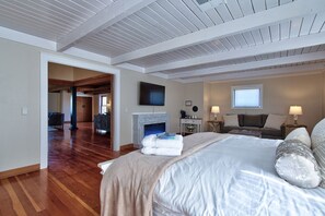 Tabla de planchar con plancha, wifi y ropa de cama