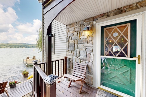 Lakefront home with private deck, kayak - beautiful sunsets