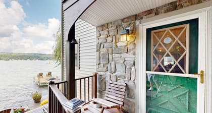 Lakefront home with private deck, kayak - beautiful sunsets