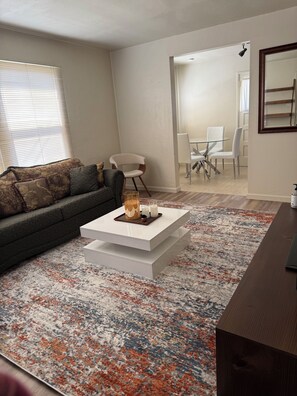 TV - Charming 1-bedroom duplex house in Berkeley (Berkeley)