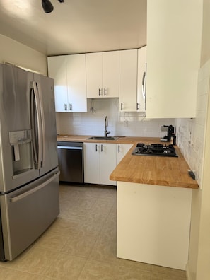 Microwave, stovetop, dishwasher - Charming 1-bedroom duplex house in Berkeley (Berkeley)