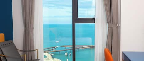 Apartamento superluxo, 1 quarto, sacada, vista para o mar | Roupas de cama premium, edredons de pluma, camas com colchões pillow-top