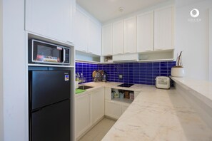 Luxury Apartment, 3 Bedrooms, Balcony, Sea View | Private kitchen | Mini-fridge, microwave, stovetop, espresso maker