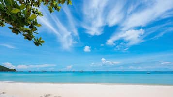 Una spiaggia nelle vicinanze, sabbia bianca, navetta per la spiaggia