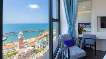 Departamento de lujo, 3 habitaciones, balcón, vista al mar | Vista a la playa o el mar