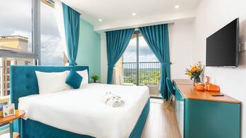 Apartamento luxo, 2 quartos, sacada, vista para a montanha | Roupas de cama premium, edredons de pluma, camas com colchões pillow-top