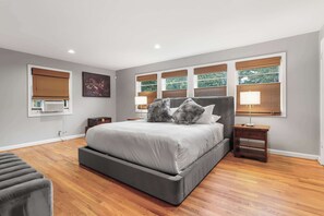 3 bedrooms, desk, iron/ironing board, WiFi - Sojourn Beautiful Home with Beach Access & Backyard (Falls Church)