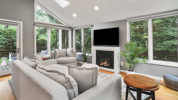 TV, offices - Sojourn Beautiful Home with Beach Access & Backyard (Falls Church)