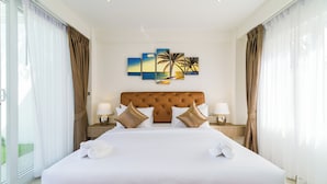 Une chambre d’hôtel avec un grand lit, deux tables de chevet avec des lampes, une tête de lit et une œuvre d’art murale.
