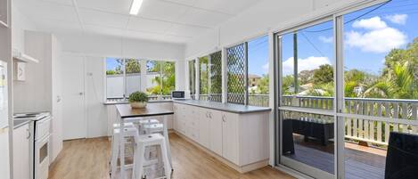 Kühlschrank, Mikrowelle, Geschirrspüler, Toaster