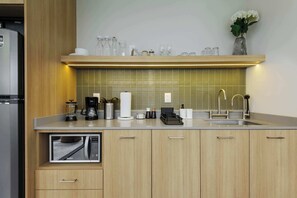 Réfrigérateur, micro-ondes, plaque de cuisson, cafetière/bouilloire