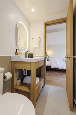 Shower, hair dryer, towels, shampoo