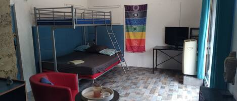 1 bedroom, desk, free WiFi, bed sheets