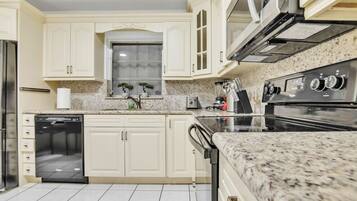 KylskÄp, mikrovÄgsugn, ugn och spishÀll