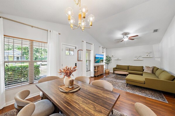 Interior - Getaway Mins to Siesta Key, Lido Beach, Sarasota Downtown (Sarasota)