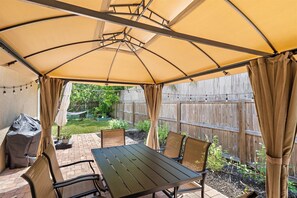 Outdoor dining - Getaway Mins to Siesta Key, Lido Beach, Sarasota Downtown (Sarasota)