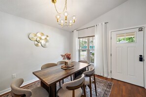 Dining - Getaway Mins to Siesta Key, Lido Beach, Sarasota Downtown (Sarasota)