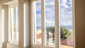 A room with two windows, each with a white frame and a gold handle. - Apartment in Cortona with 3 bedrooms sleeps 6 (Cortona)