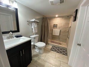 Een douche, een haardroger, handdoeken, zeep