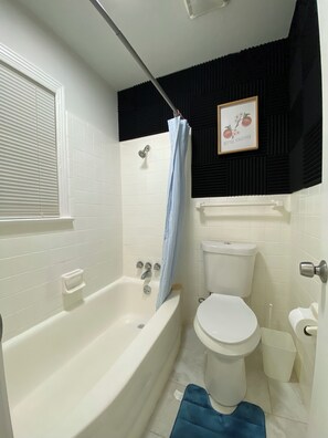 Towels, soap, toilet paper - Elite Suite with private parking in North Jackson (Jackson)