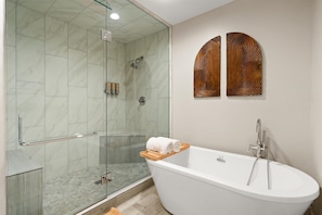 Dusche, Haartrockner, Bidet, Handtücher