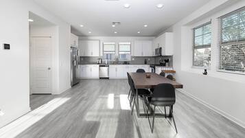 Microondas, horno, parrilla de estufa y lavavajillas