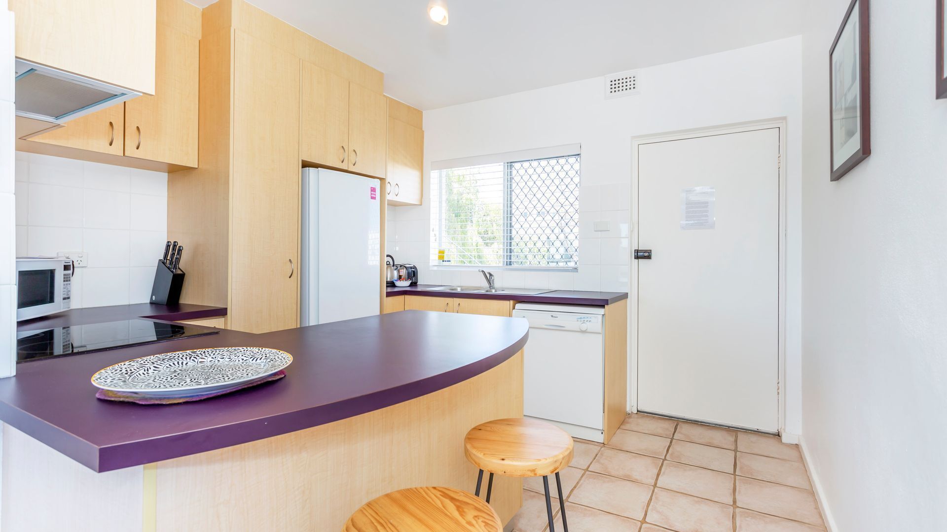 Microwave, oven, dishwasher, coffee/tea maker