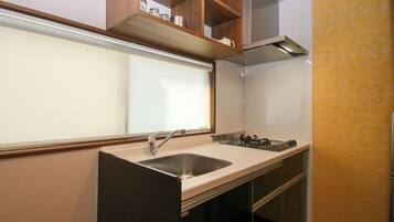 冷蔵庫、電子レンジ、調理器具と食器