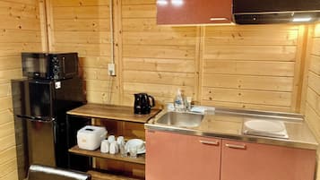 冷蔵庫、電子レンジ、コンロ、調理器具と食器