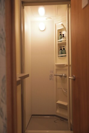 Secador de pelo y toallas