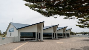 Un edificio moderno con tetto piatto e ampie finestre, probabilmente un hotel o un complesso residenziale.