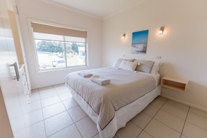 Luxury Apartment, Sea View | Bed sheets