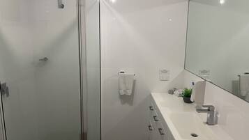 Deluxe House, 4 Bedrooms | Bathroom