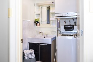 Fridge, microwave, stovetop, cookware/dishes/utensils