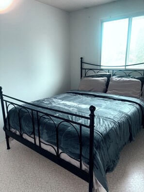 4 chambres, coffres-forts dans les chambres, fer et planche à repasser