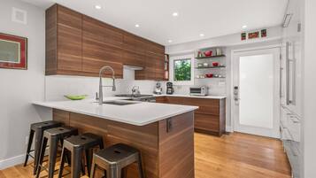 Fridge, microwave, stovetop, dishwasher