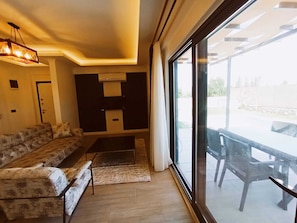 Villa Confort, vista a la montaña, junto a la alberca | Área de sala de estar | Smart TV de 43 pulgadas con canales vía satélite