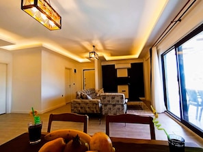 Villa Confort, vista a la montaña, junto a la alberca | Área de sala de estar | Smart TV de 43 pulgadas con canales vía satélite