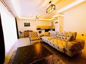 コンフォート ヴィラ マウンテンビュー プールサイド | リビング エリア | 43 インチのスマートテレビ (衛星放送視聴可)