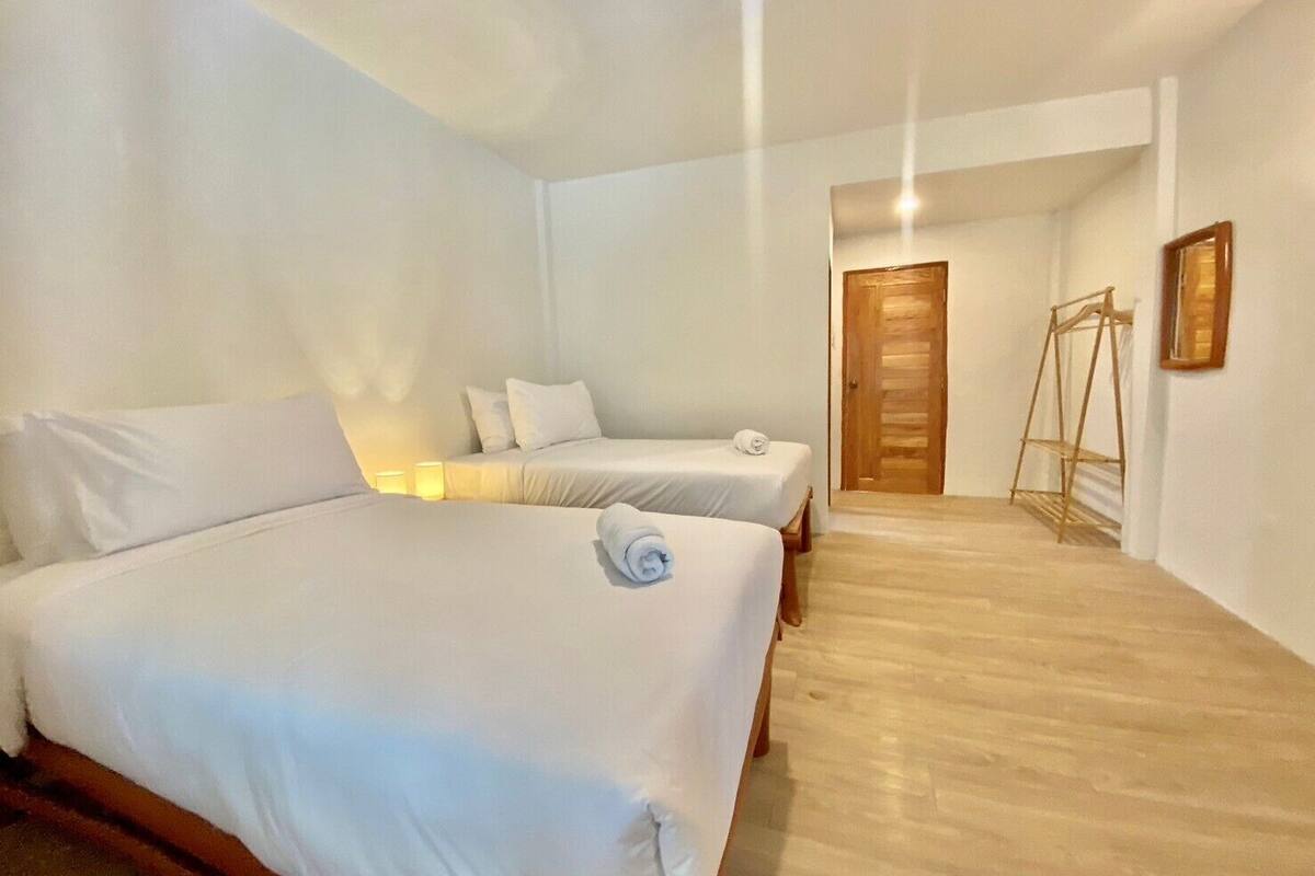 Caja de seguridad en la habitación y tabla de planchar con plancha