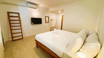 Private Room 2 Person - King Bed | In-room safe, iron/ironing board, free WiFi, bed sheets