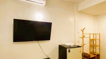 In-room safe, iron/ironing board, free WiFi, bed sheets