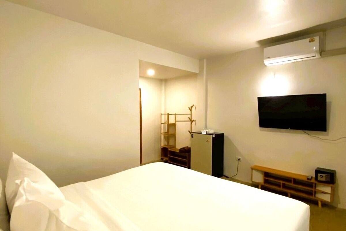 Caja de seguridad en la habitación y tabla de planchar con plancha