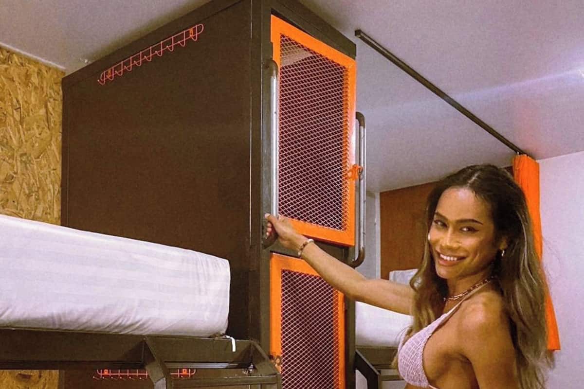 Un lit superposé avec un matelas et une structure en métal.
