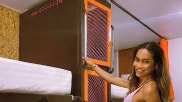 Female dorm 8 beds | Caja de seguridad en la habitación y tabla de planchar con plancha