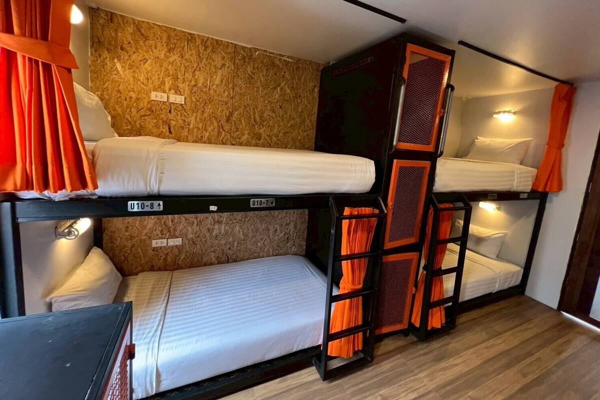 Mixed dorm 8 beds | Coffres-forts dans les chambres, fer et planche à repasser