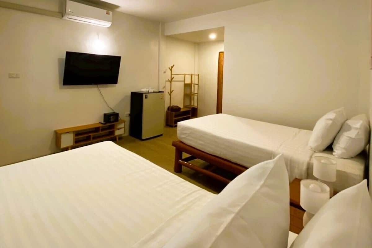 Private Room for 2 person - Twin bed | In-room safe, iron/ironing board, free WiFi, bed sheets