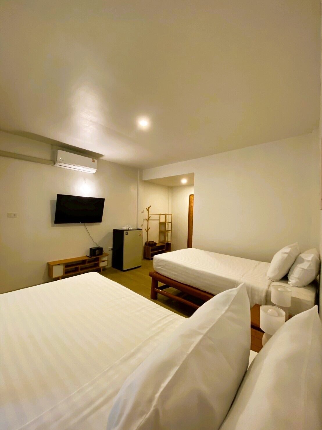 Private Room for 2 person - Twin bed | In-room safe, iron/ironing board, free WiFi, bed sheets
