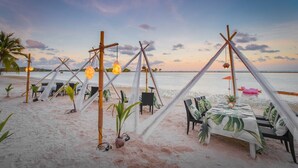 A beach setting with tents and tables set up for dining, overlooking the sea. - Ubox samui Hostel & Bungalows (Koh Samui)
