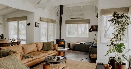 Cosy Cottage close to Trentham Village